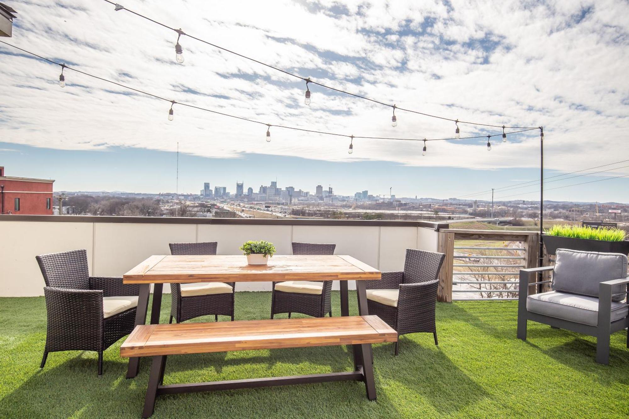 Whiskey House With Rooftop Golf, City Views! 8Min To Downtown! Sleeps 9! แนชวิลล์ ภายนอก รูปภาพ