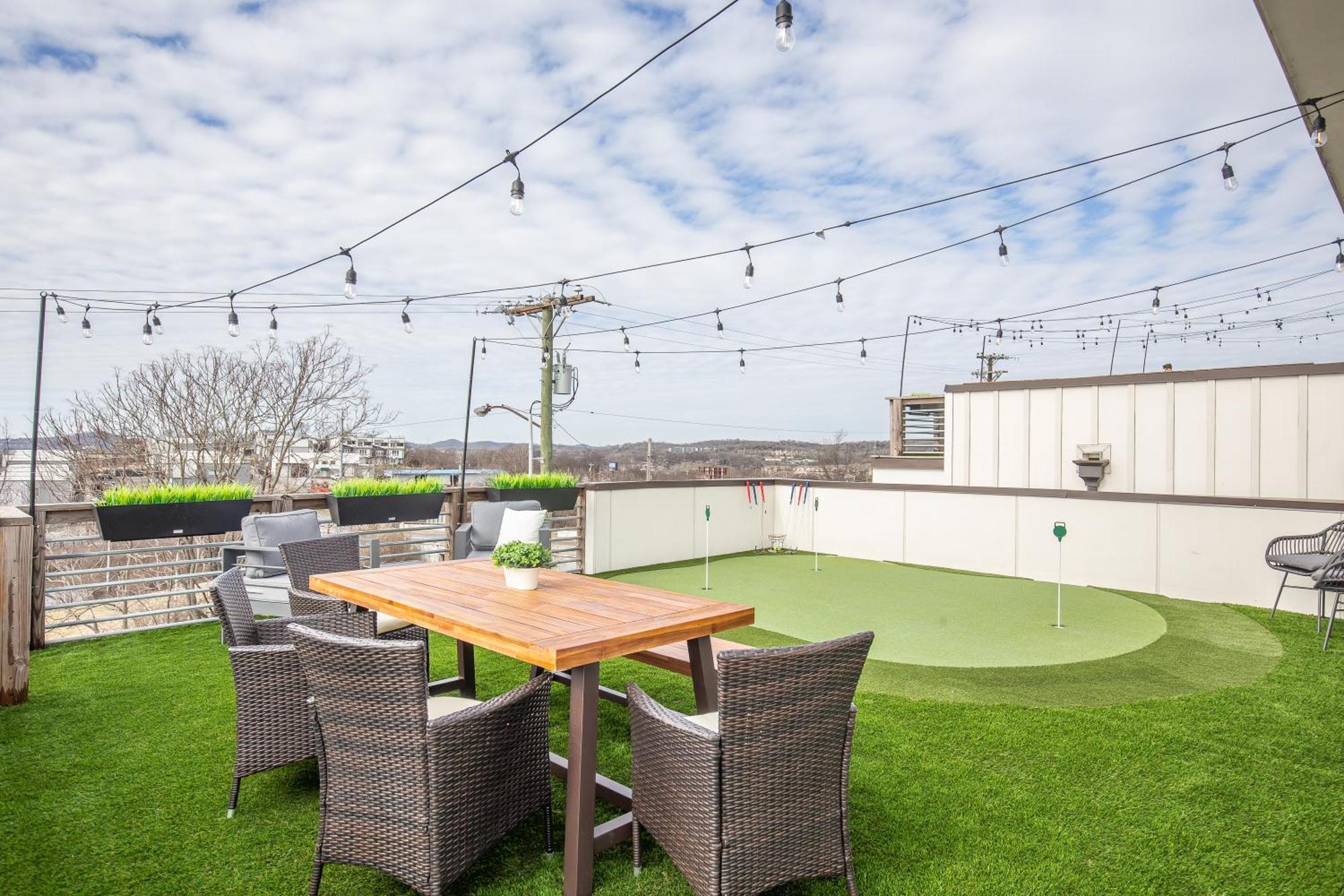 Whiskey House With Rooftop Golf, City Views! 8Min To Downtown! Sleeps 9! แนชวิลล์ ภายนอก รูปภาพ