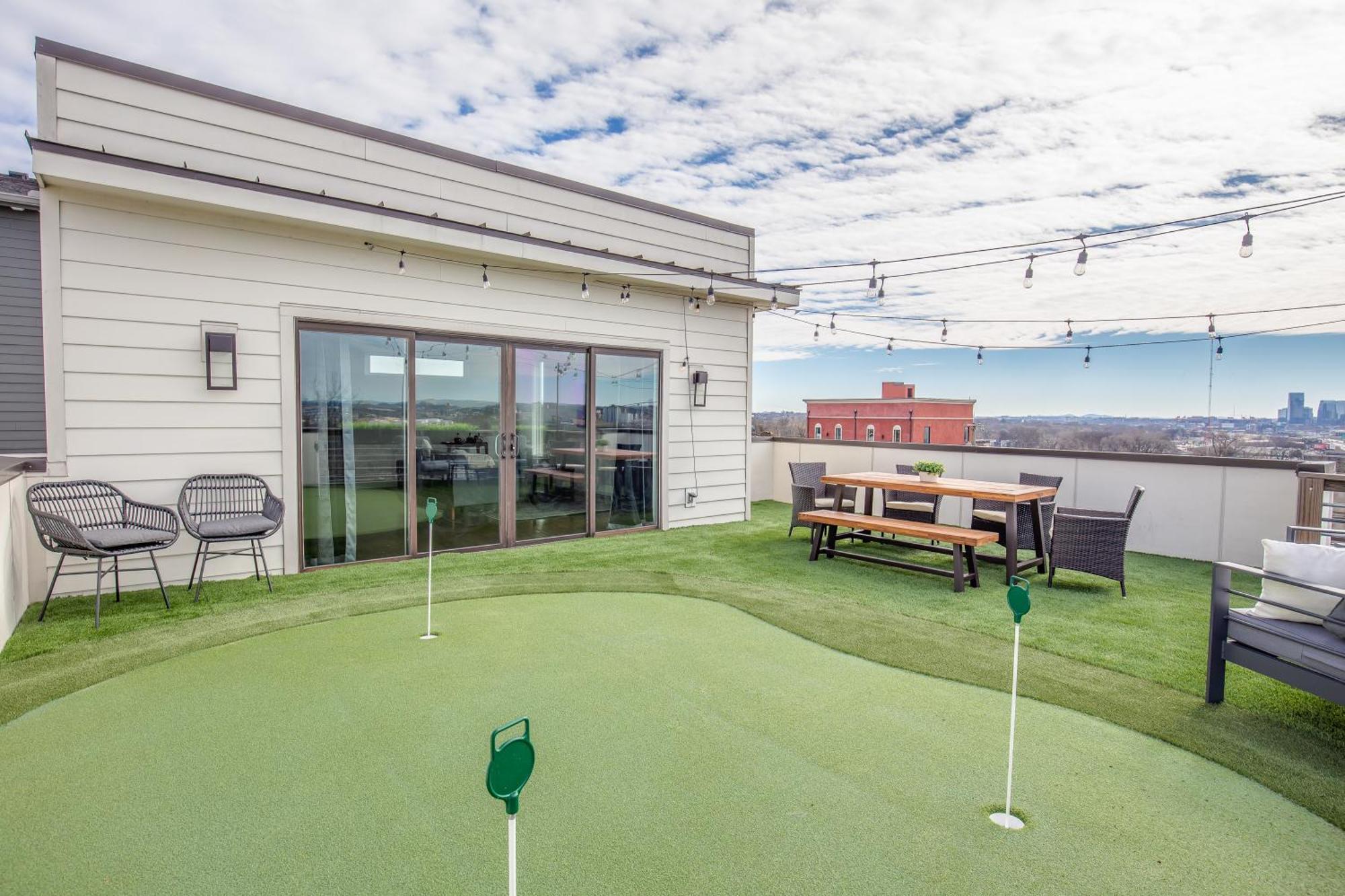 Whiskey House With Rooftop Golf, City Views! 8Min To Downtown! Sleeps 9! แนชวิลล์ ภายนอก รูปภาพ