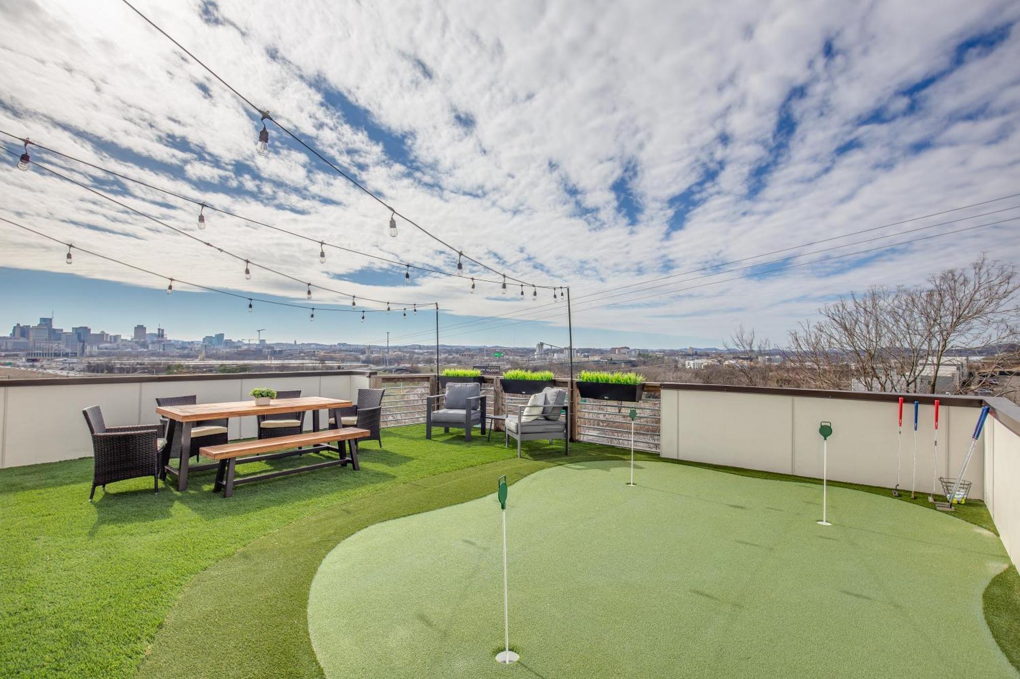 Whiskey House With Rooftop Golf, City Views! 8Min To Downtown! Sleeps 9! แนชวิลล์ ภายนอก รูปภาพ